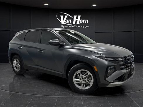 Used 2025 Hyundai Tucson SE image 1