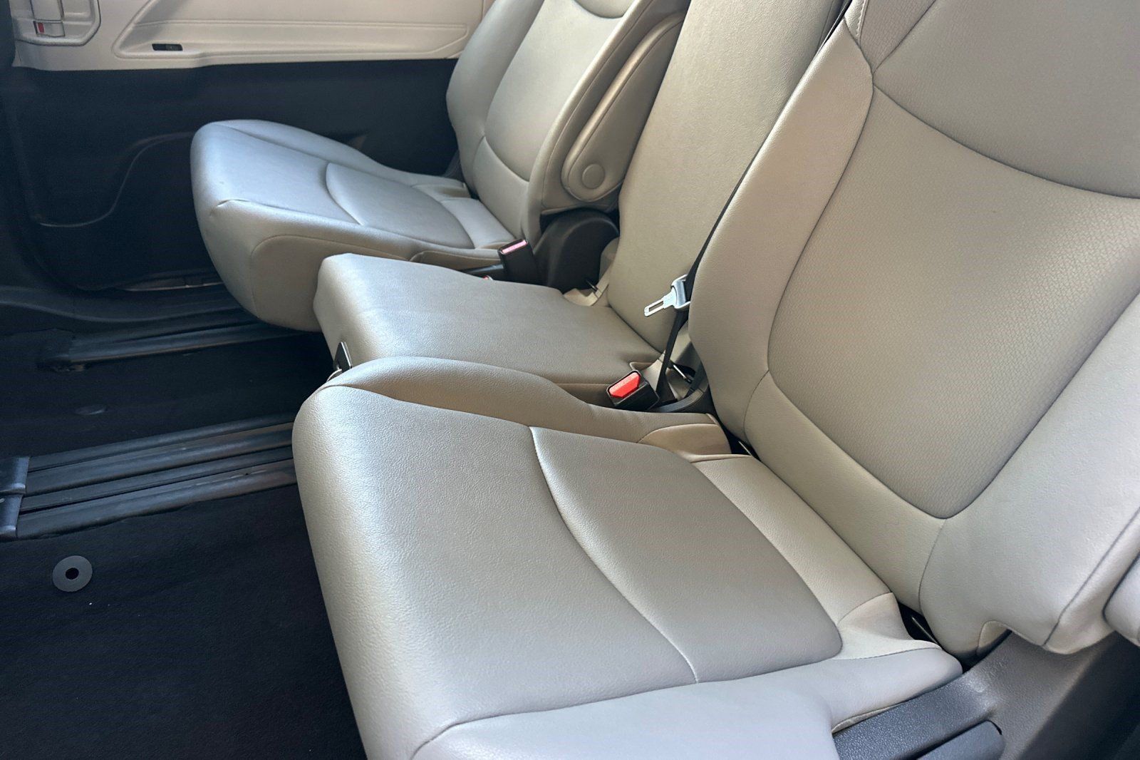 Used 2026 Toyota Sienna XLE FWD image 23