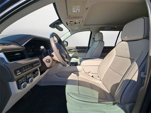 Used 2022 GMC Yukon Denali w/ Denali Premium Package image 9