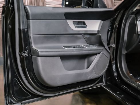Used 2020 Jaguar XF Prestige image 39