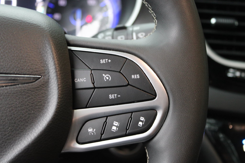 Used 2025 Chrysler Pacifica Select FWD image 15