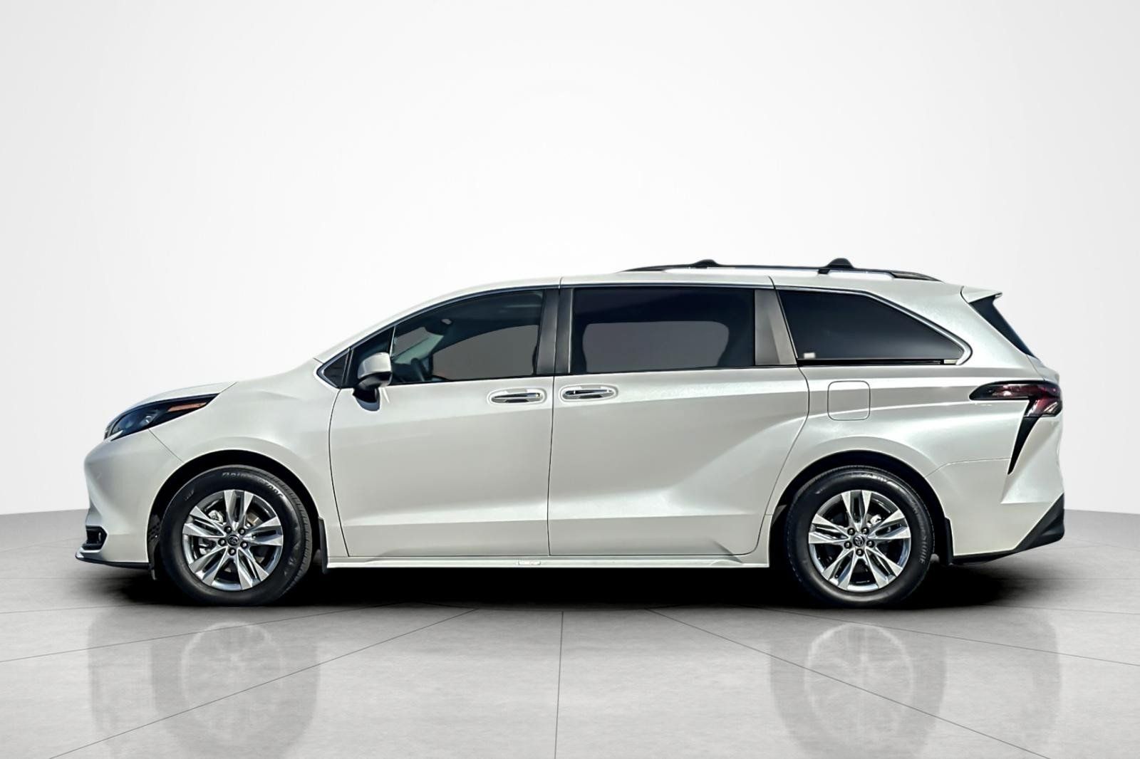 Used 2025 Toyota Sienna XLE w/ XLE Plus Package AWD/4WD image 2