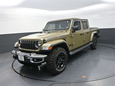 Used 2025 Jeep Gladiator Sport image 3