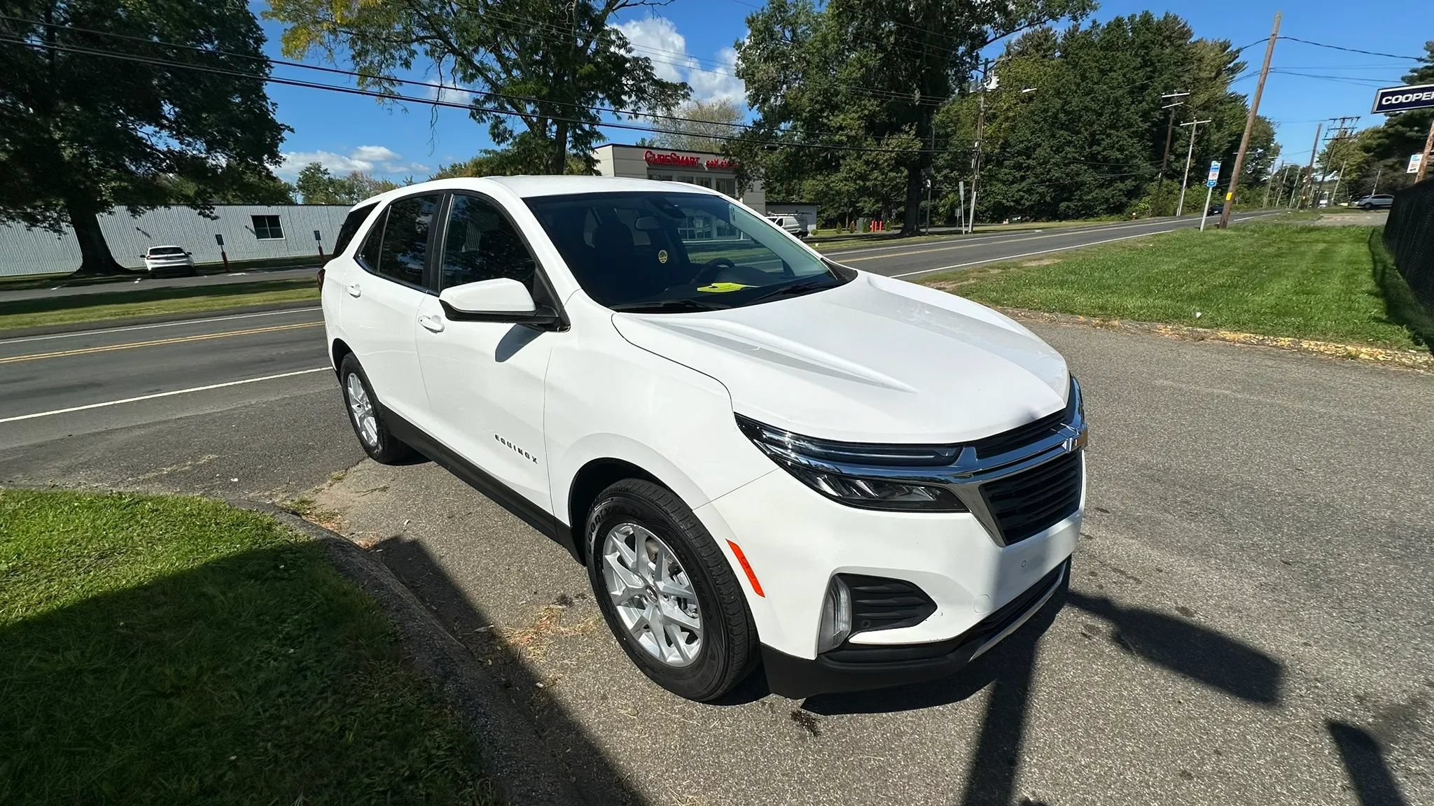 Used 2022 Chevrolet Equinox LT w/ Driver Convenience Package AWD/4WD image 3
