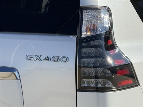 Used 2023 Lexus GX 460 Premium w/ Accessory Package image 6