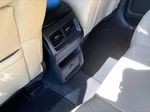 Used 2024 Ford Edge SE image 10