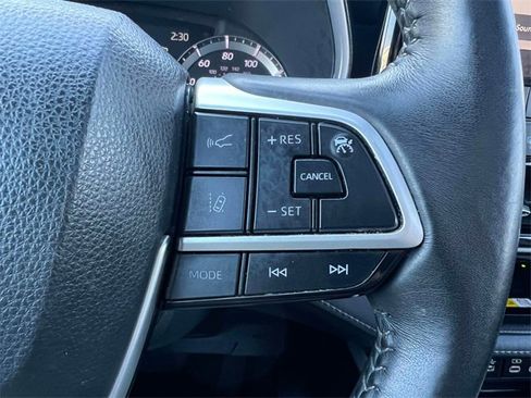 Certified 2023 Toyota Highlander XLE image 28