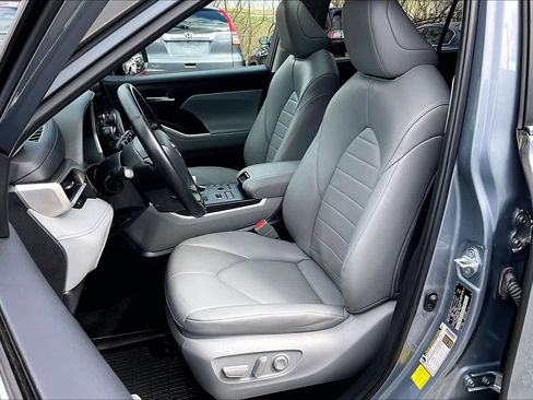 Used 2023 Toyota Highlander XLE image 9