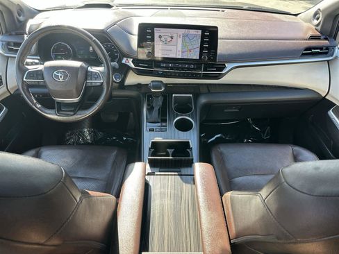 Used 2023 Toyota Sienna Platinum image 9