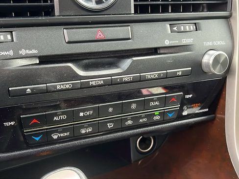 Used 2019 Lexus RX 450h AWD image 19