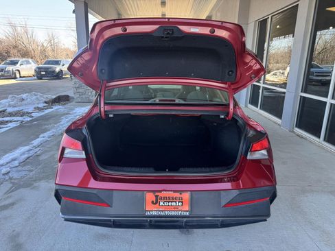 Used 2024 Hyundai Elantra SEL image 2