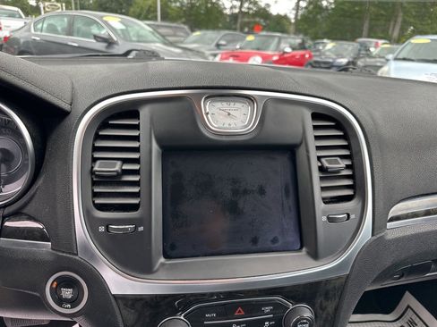 Used 2018 Chrysler 300 Limited w/ Safetytec Plus Group image 17