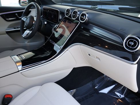 Used 2025 Mercedes-Benz GLC 350e 4MATIC image 27