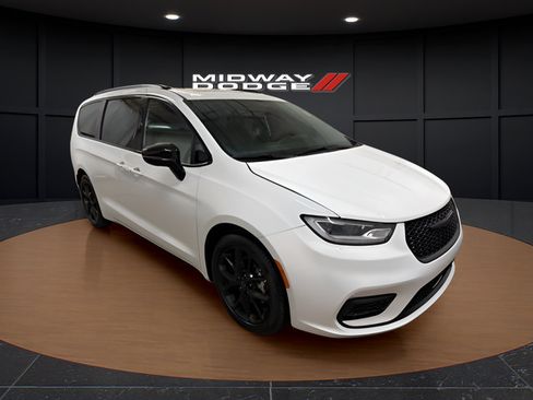 Used 2025 Chrysler Pacifica Limited FWD image 1