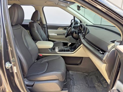 Used 2023 Kia Carnival LX FWD image 14
