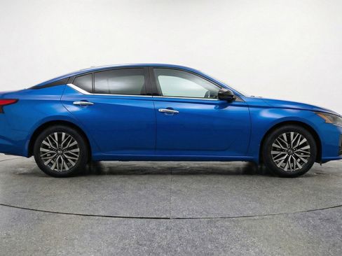 Used 2025 Nissan Altima 2.5 SV image 11