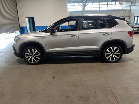Used 2023 Volkswagen Taos SE AWD/4WD image 6