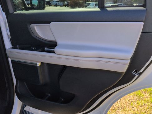 Used 2025 Ford Expedition Active image 20