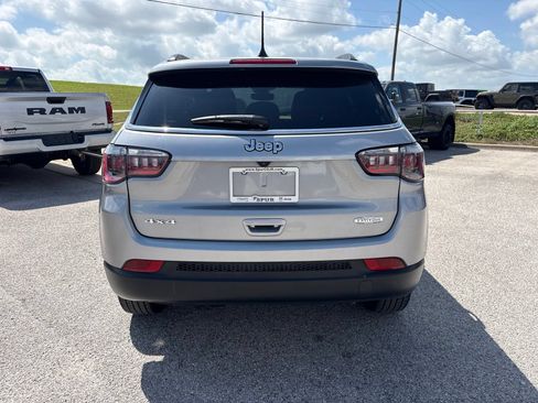 Used 2024 Jeep Compass Latitude AWD/4WD image 5