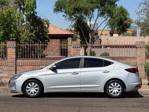 Used 2019 Hyundai Elantra SE w/ Cargo Package FWD image 3