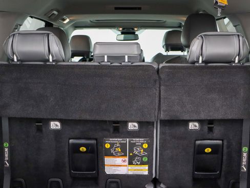 Used 2022 Toyota Sienna XLE image 31