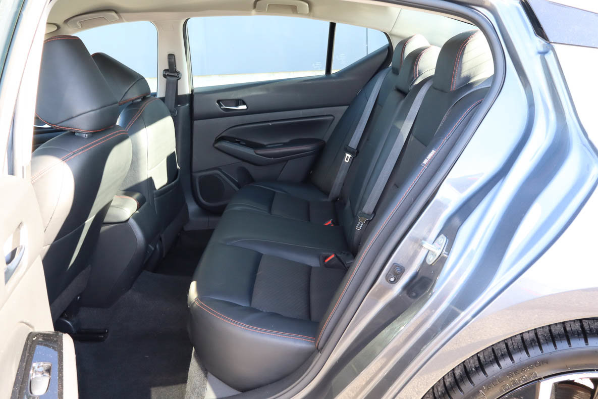 Used 2024 Nissan Altima 2.5 SR FWD image 8