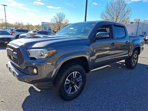 Used 2018 Toyota Tacoma TRD Sport image 3