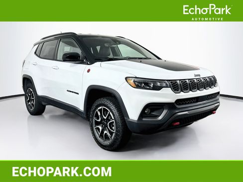 Used 2025 Jeep Compass Trailhawk AWD/4WD image 1