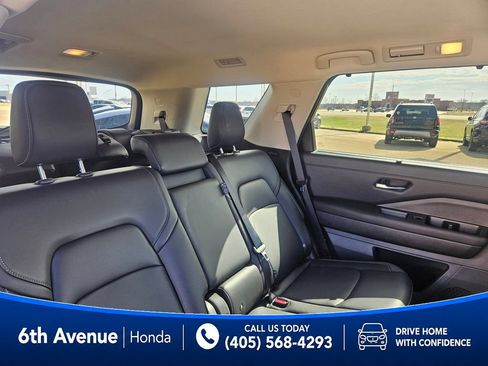 Used 2025 Nissan Pathfinder SL FWD image 19