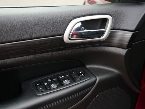 Used 2021 Jeep Grand Cherokee Laredo AWD/4WD image 20