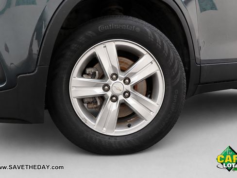 Used 2022 Chevrolet Trax LT w/ LT Convenience Package AWD/4WD image 3