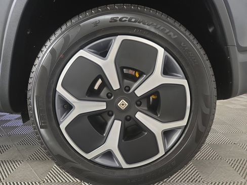 Used 2024 Rivian R1S Adventure AWD/4WD image 10