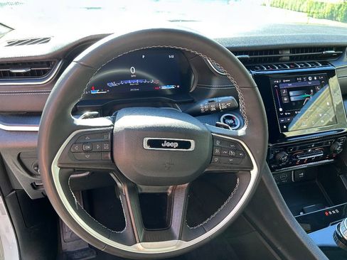 Used 2024 Jeep Grand Cherokee L Altitude image 17