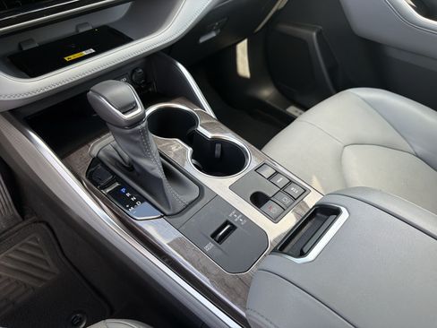 Used 2023 Toyota Highlander Limited FWD image 31