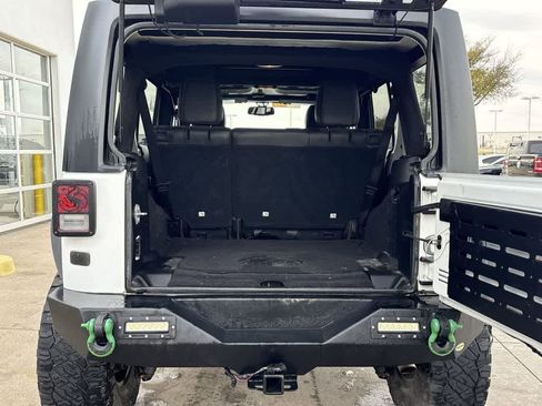 Used 2018 Jeep Wrangler Unlimited Rubicon w/ Connectivity Group image 20