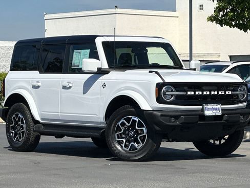 Used 2025 Ford Bronco Outer Banks image 2
