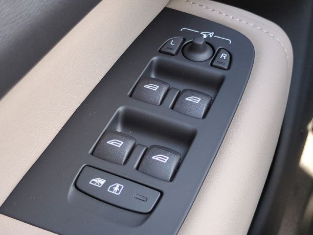 New 2026 Volvo XC60 B5 Plus AWD/4WD image 18