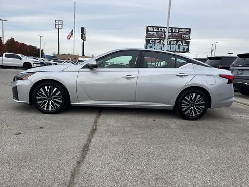 Used 2023 Nissan Altima 2.5 SV image 2