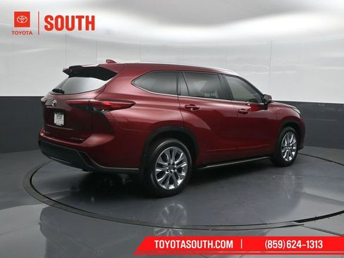 Used 2023 Toyota Highlander Limited AWD/4WD image 2