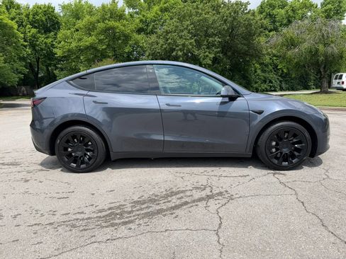 Used 2022 Tesla Model Y Long Range AWD/4WD image 5