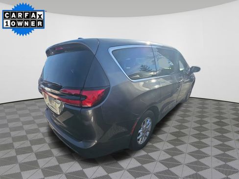 Used 2023 Chrysler Pacifica Touring-L image 6