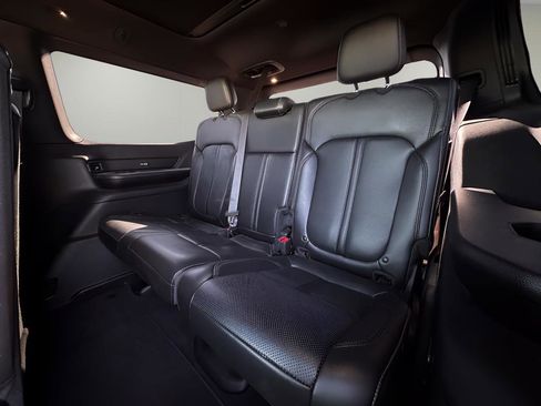 Used 2023 Jeep Wagoneer 4WD w/ Premium Group I image 25