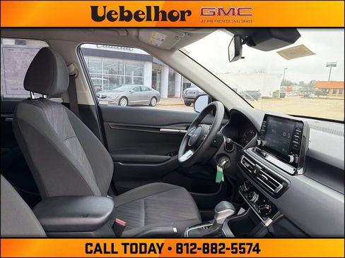 Used 2023 Kia Seltos LX image 2