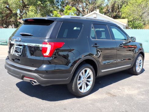 Used 2018 Ford Explorer XLT w/ Equipment Group 202A FWD image 4