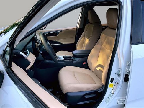 Used 2019 Toyota RAV4 LE w/ Carpet Mat Package AWD/4WD image 9