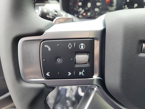 Used 2025 Land Rover Discovery S image 19