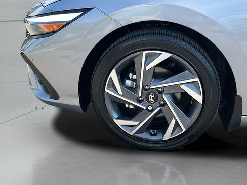 Certified 2025 Hyundai Elantra Limited FWD image 31