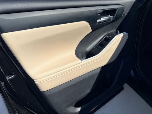 Used 2023 Toyota Highlander XLE image 10