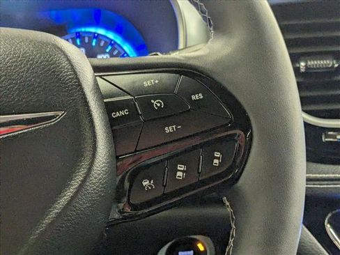 Used 2025 Chrysler Pacifica Limited image 13