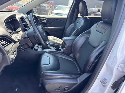 Used 2019 Jeep Cherokee Trailhawk AWD/4WD image 9